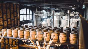 Brouwketels en houten vaten in het stijlvolle interieur van de Liechtensteiner Brauhaus brouwzaal