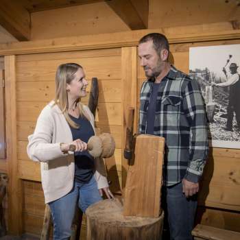 Bezoekers bekijken historische gebruiksvoorwerpen in het Walsermuseum
