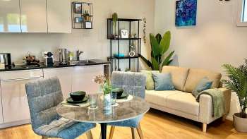 Kitchenette, eettafel en bank